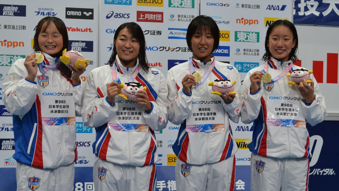 女子400メートルリレーで優勝した中京大。左から神野ゆめ、居林優衣、広下菜月、今井美祈（撮影・吉池彰）