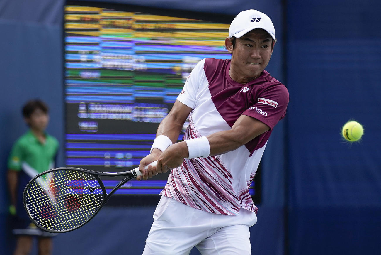 リターンショットを放つ西岡良仁（AP）