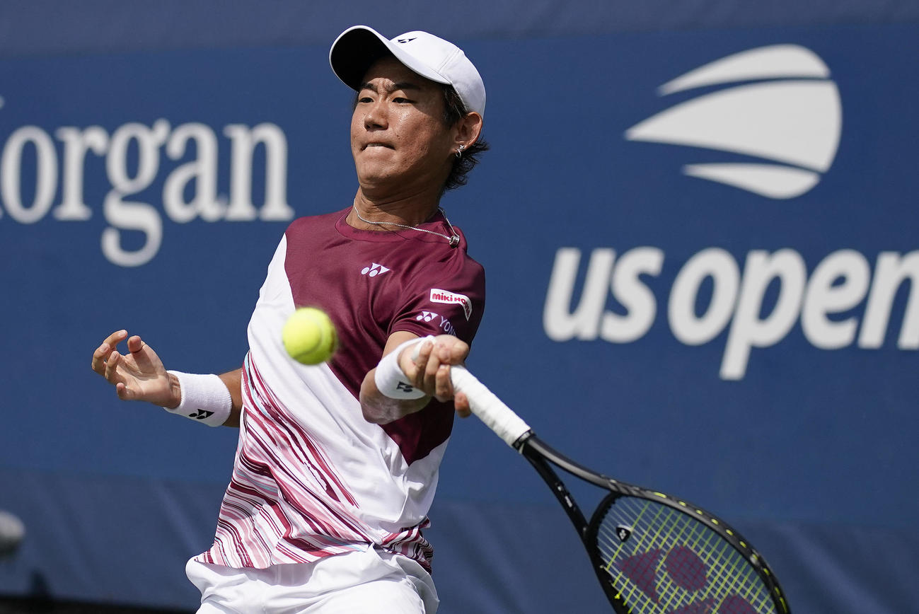 リターンショットを放つ西岡良仁（AP）