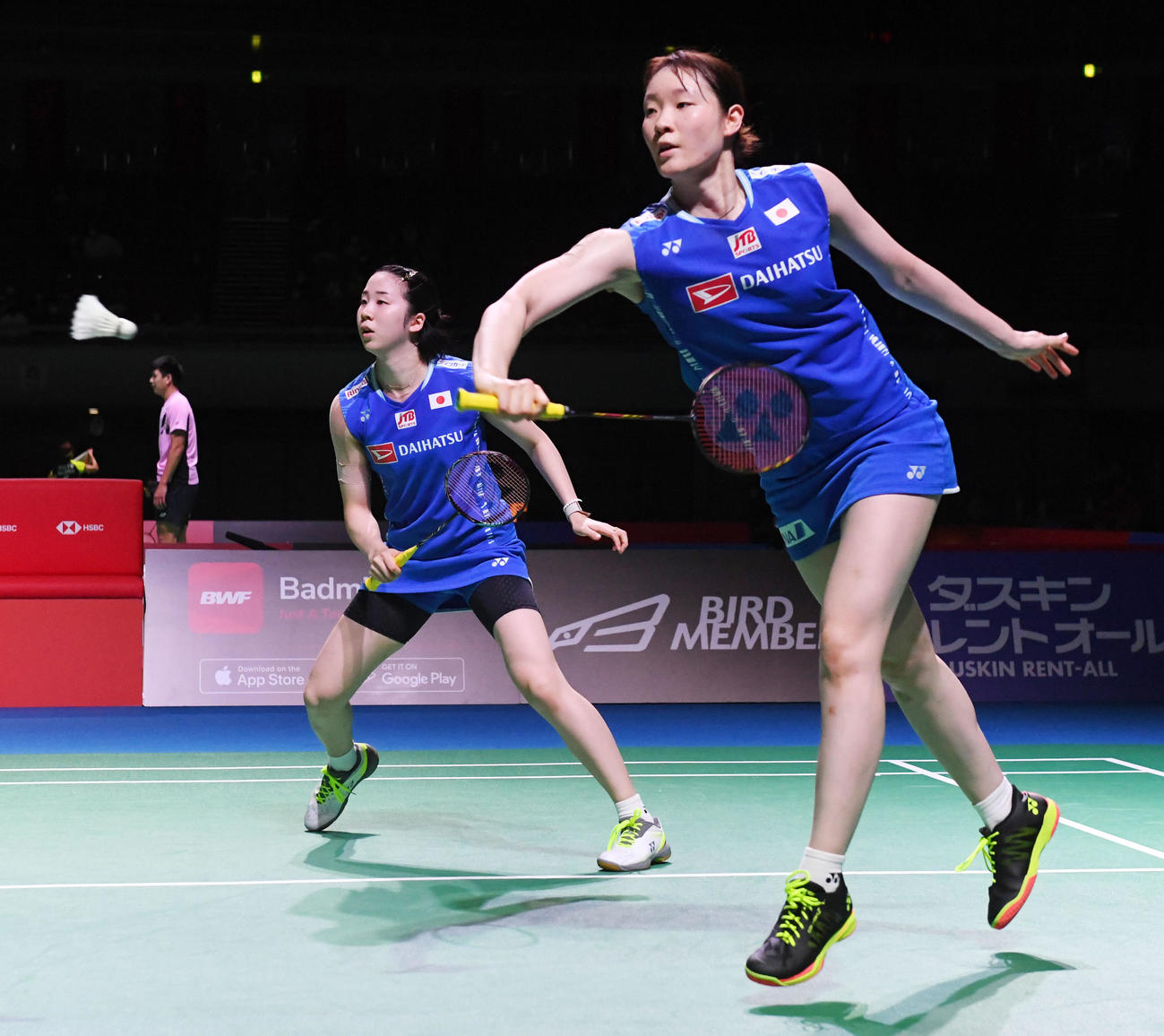 女子ダブルスで中西・岩永ペアを破った永原（左）松本ペア（撮影・前岡正明）