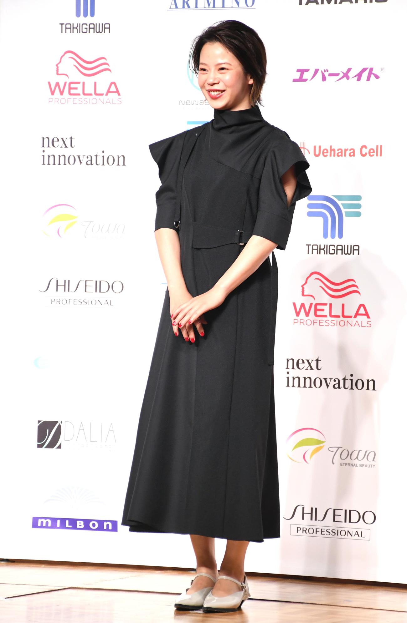「THE BEST OF BEAUTY」アスリート部門を受賞し笑顔の高木菜那さん（撮影・大友陽平）