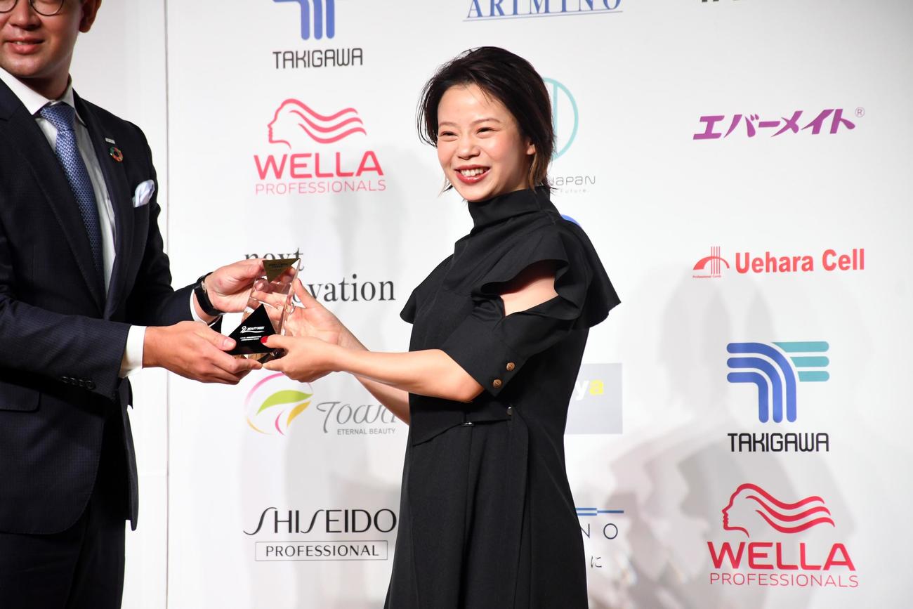 「THE BEST OF BEAUTY」アスリート部門を受賞し笑顔の高木菜那さん（撮影・大友陽平）