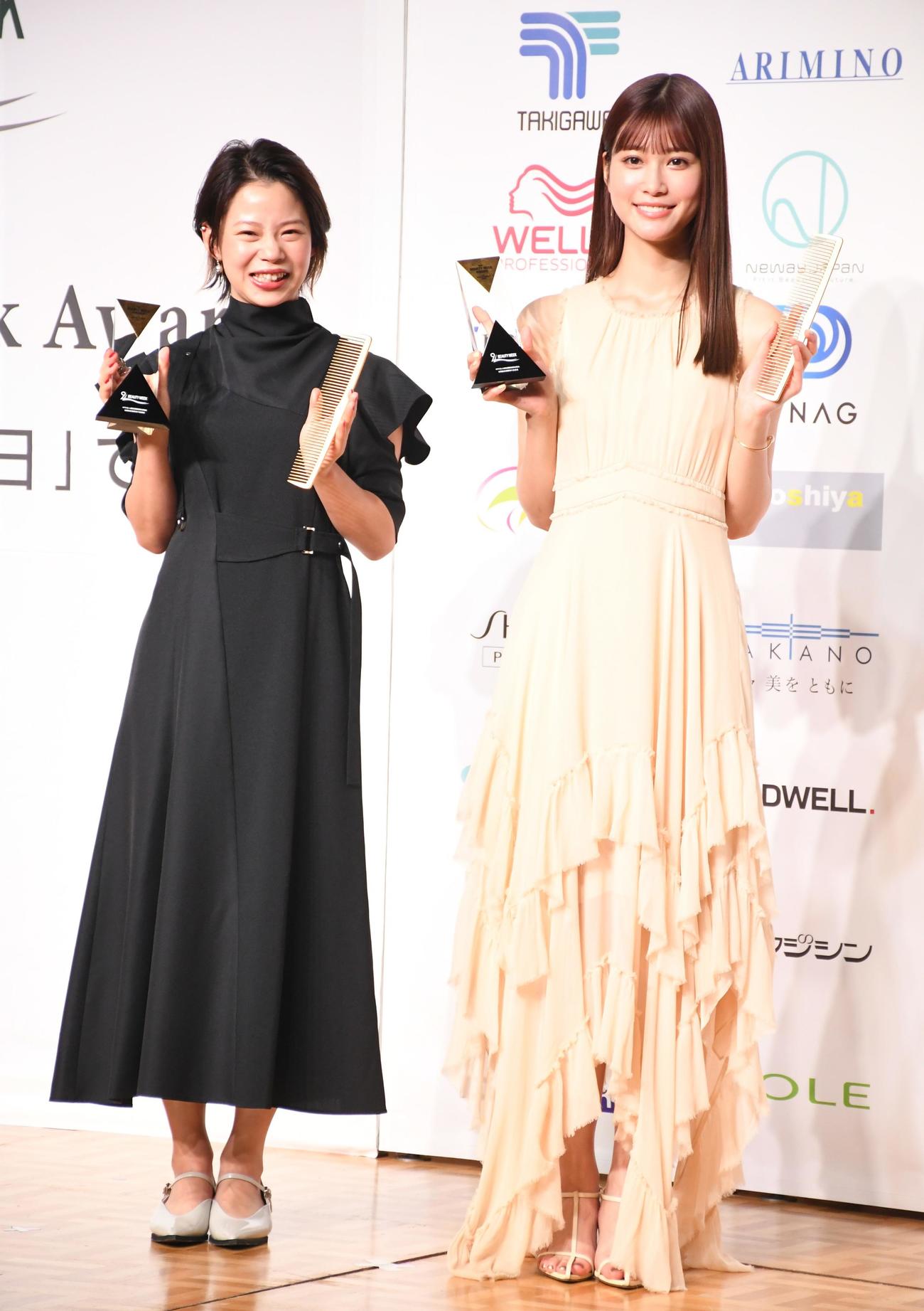 「THE BEAUTY WEEK AWARD 2022」の「THE BEST OF BEAUTY」を受賞した高木菜那さん（左）と生見愛瑠（撮影・大友陽平）
