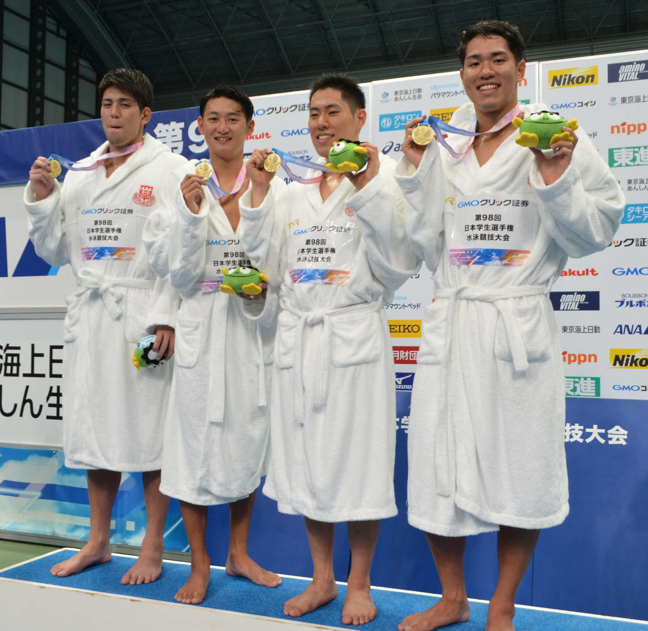 男子400メートルメドレーリレーで優勝した日大。左から真野秀成、石田竜一、本多灯、石崎慶祐（撮影・吉池彰）
