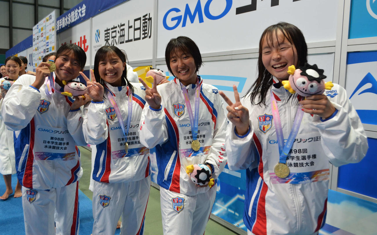 女子400メートルメドレーリレーで優勝した中京大。左から竹葉智子、吉田杏子、広下菜月、神野ゆめ（撮影・吉池彰）