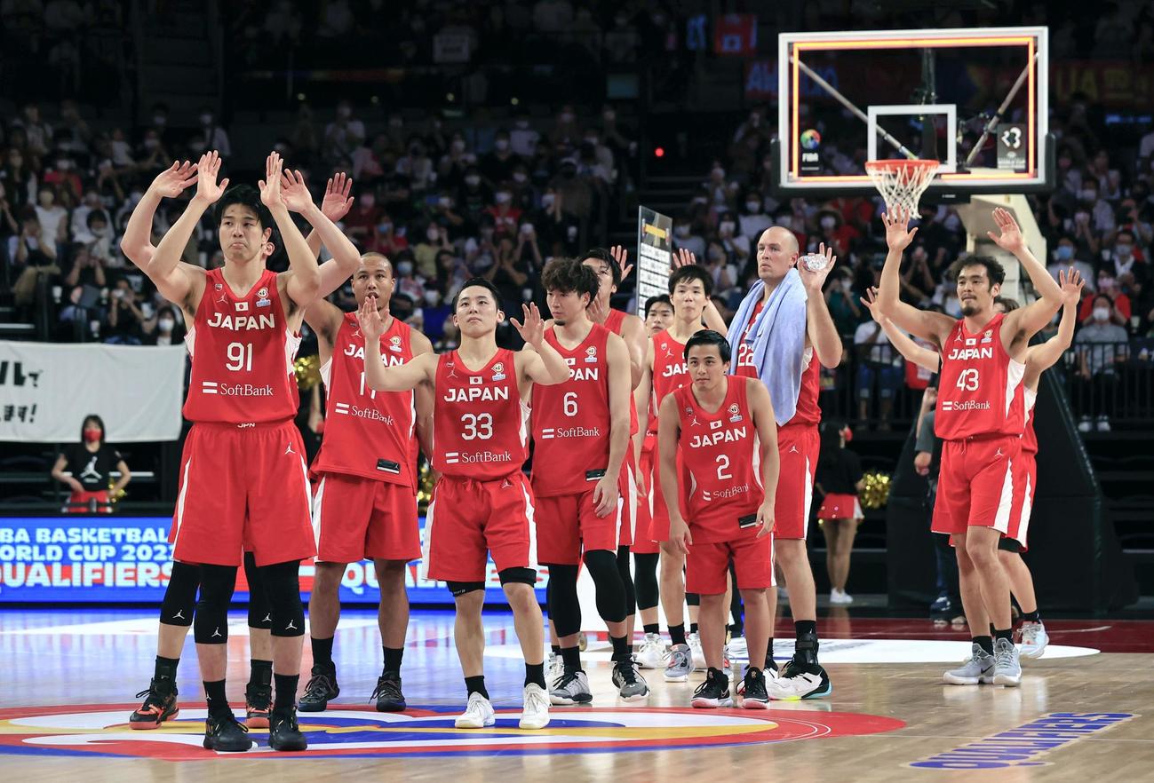 カザフスタンに勝利し、スタンドに手を振る日本代表