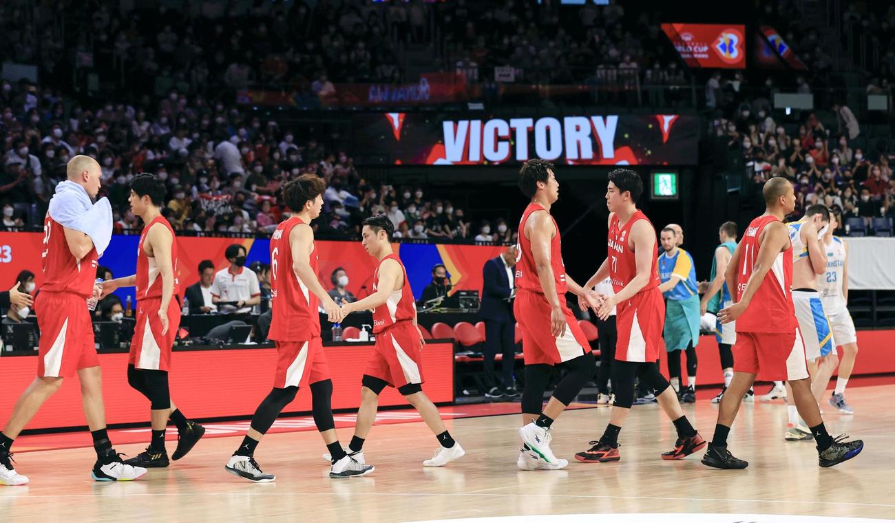 カザフスタンに勝利し、タッチを交わす日本代表