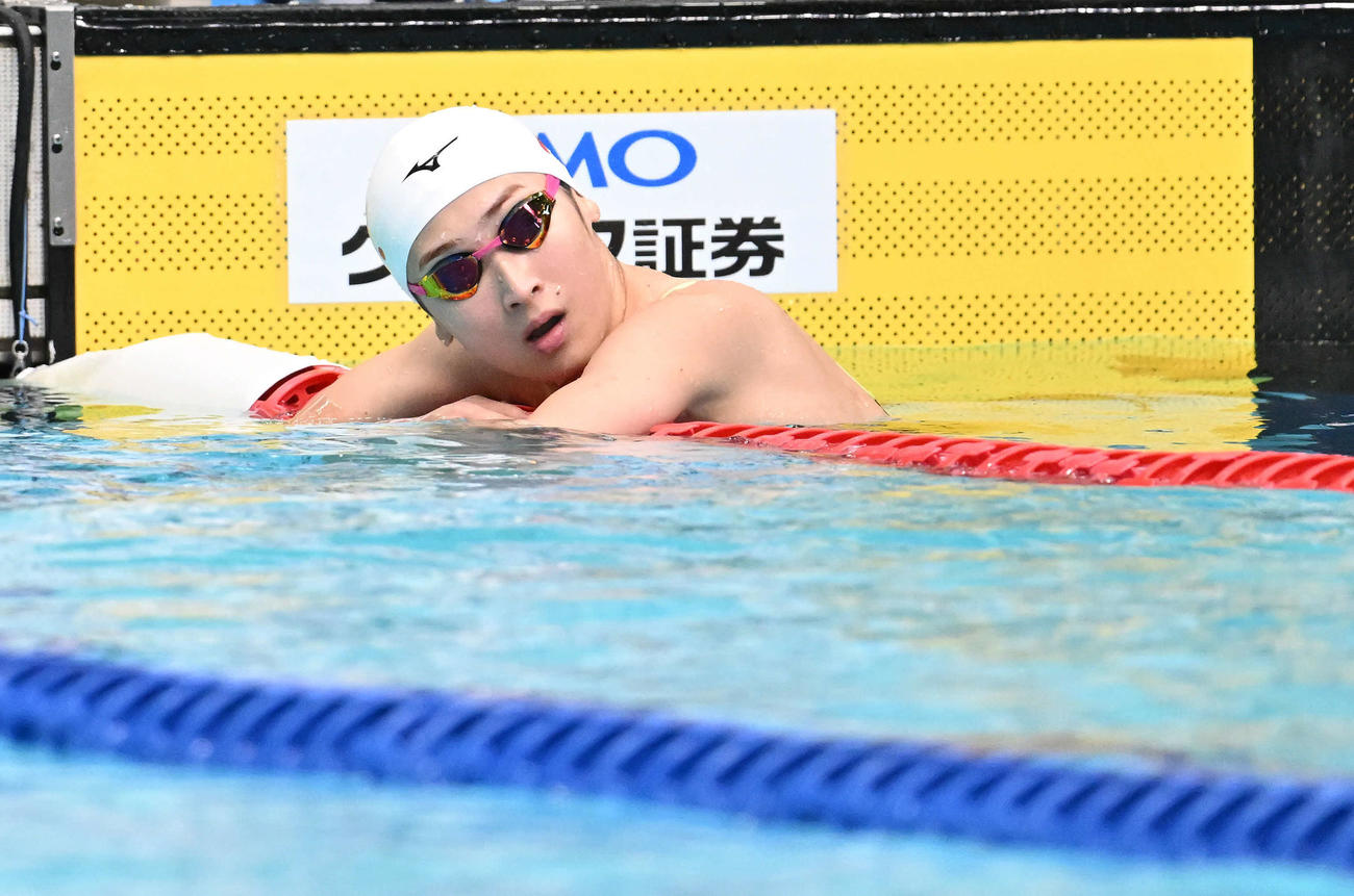 女子100メートル自由形予選を終え電光掲示板の記録を確認する池江（撮影・滝沢徹郎）