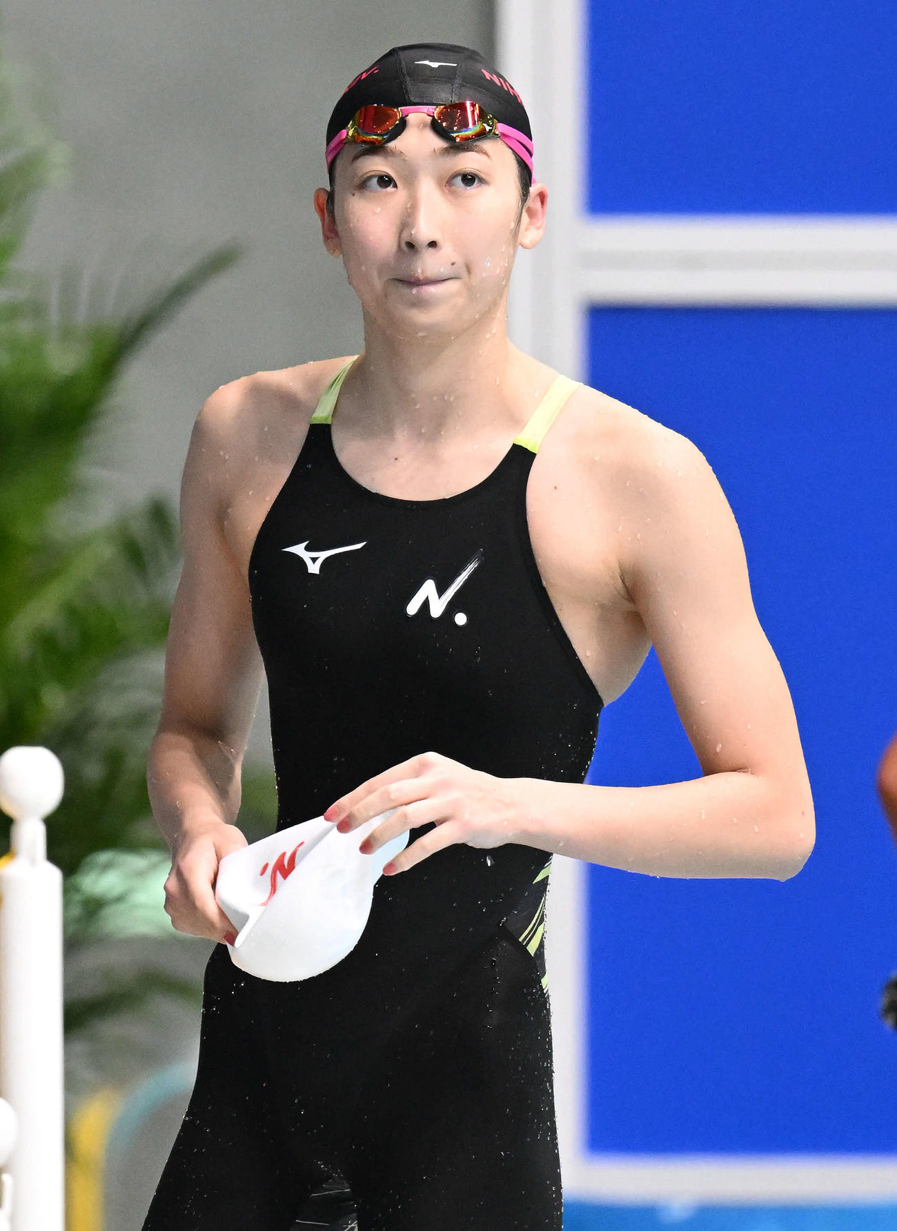 女子100メートル自由形予選を終え引き揚げる池江（撮影・滝沢徹郎）