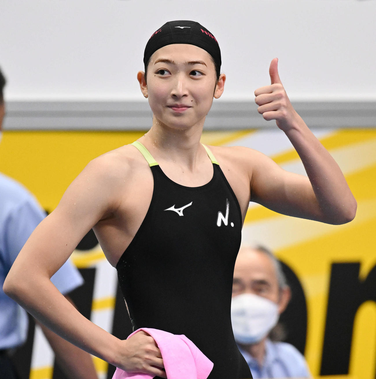 女子800メートルリレー予選を終えサムズアップする日大・池江（撮影・滝沢徹郎）