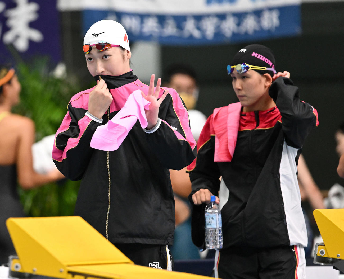 女子800メートルリレー予選に臨む日大・池江（左）と小堀（撮影・滝沢徹郎）