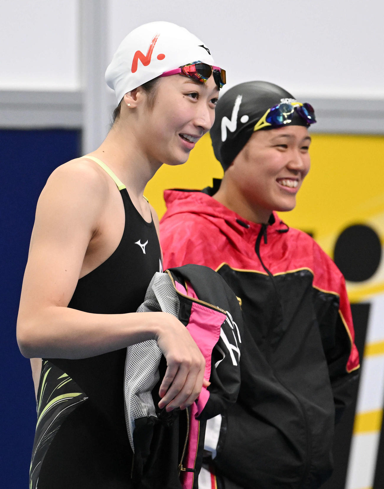 女子800メートルリレー予選に臨む日大・池江（左）と小堀（撮影・滝沢徹郎）