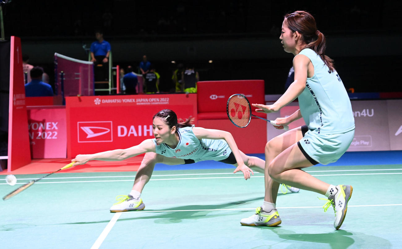 女子ダブルス。キム・ヘジョン、ジュン・ナユンのペアに敗れた志田（左）松山ペア（撮影・前岡正明）