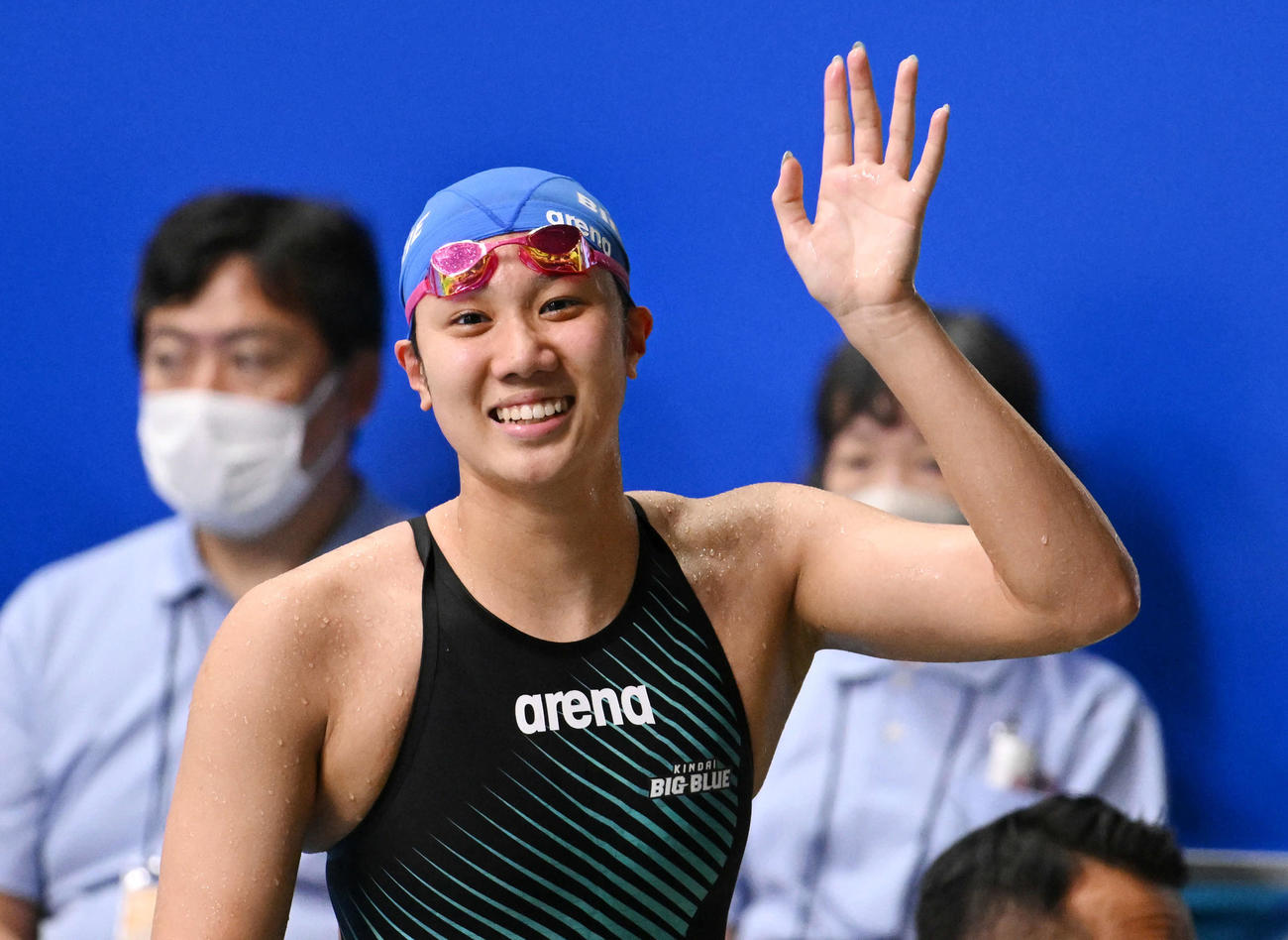 女子800メートル自由形で優勝を決めた難波はチームメートに手を振る（撮影・滝沢徹郎）