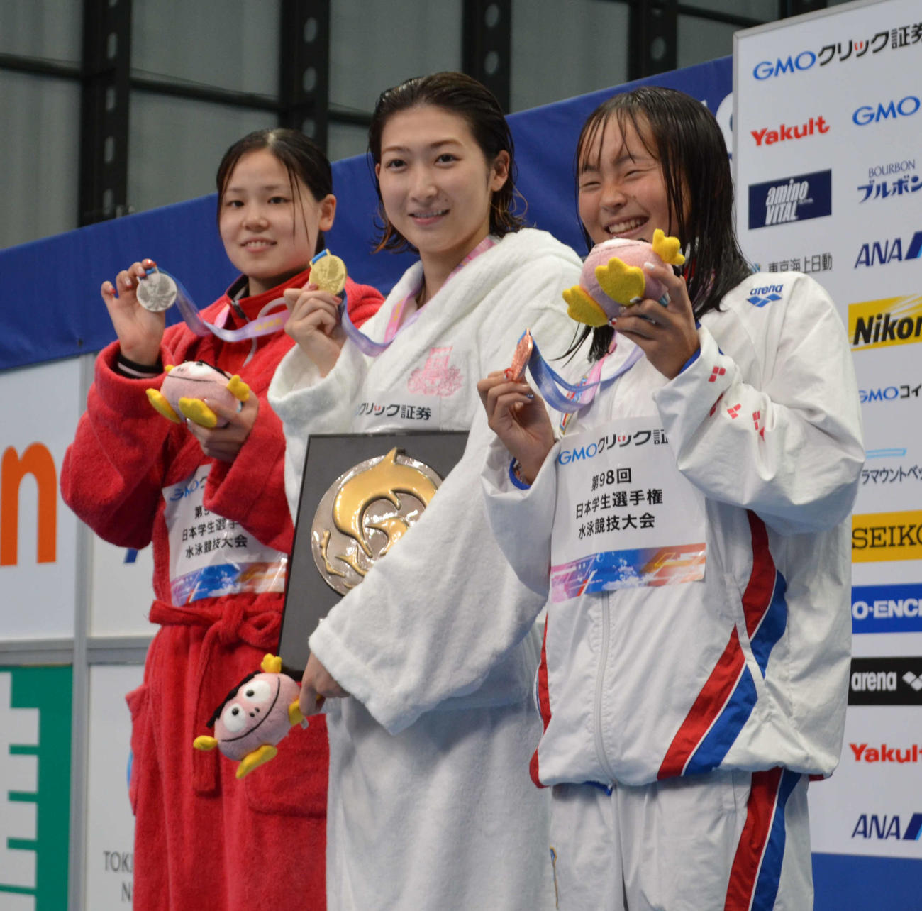 女子100メートル自由形で初優勝した池江璃花子（中央）（撮影・吉池彰）