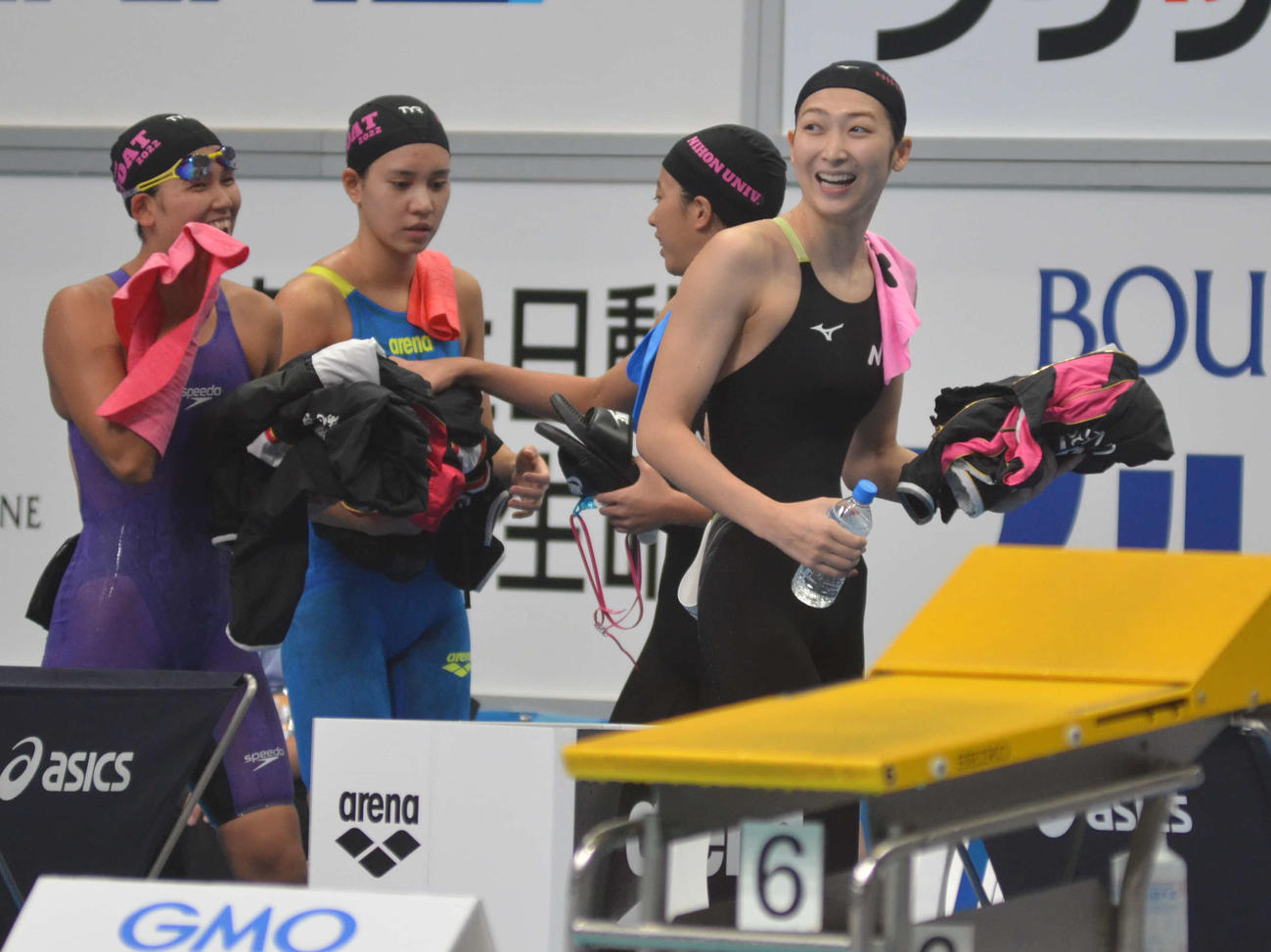女子800メートルリレー予選を全体3位で通過し、笑顔を見せる池江璃花子（右端）（撮影・吉池彰）