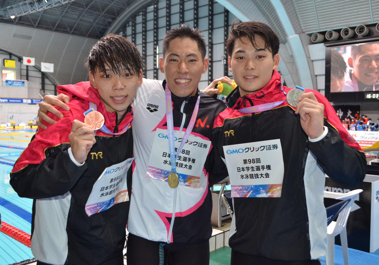 男子400メートル個人メドレーで表彰台を独占した日大の3人。左から寺門弦輝、本多灯、小方颯（撮影・吉池彰）