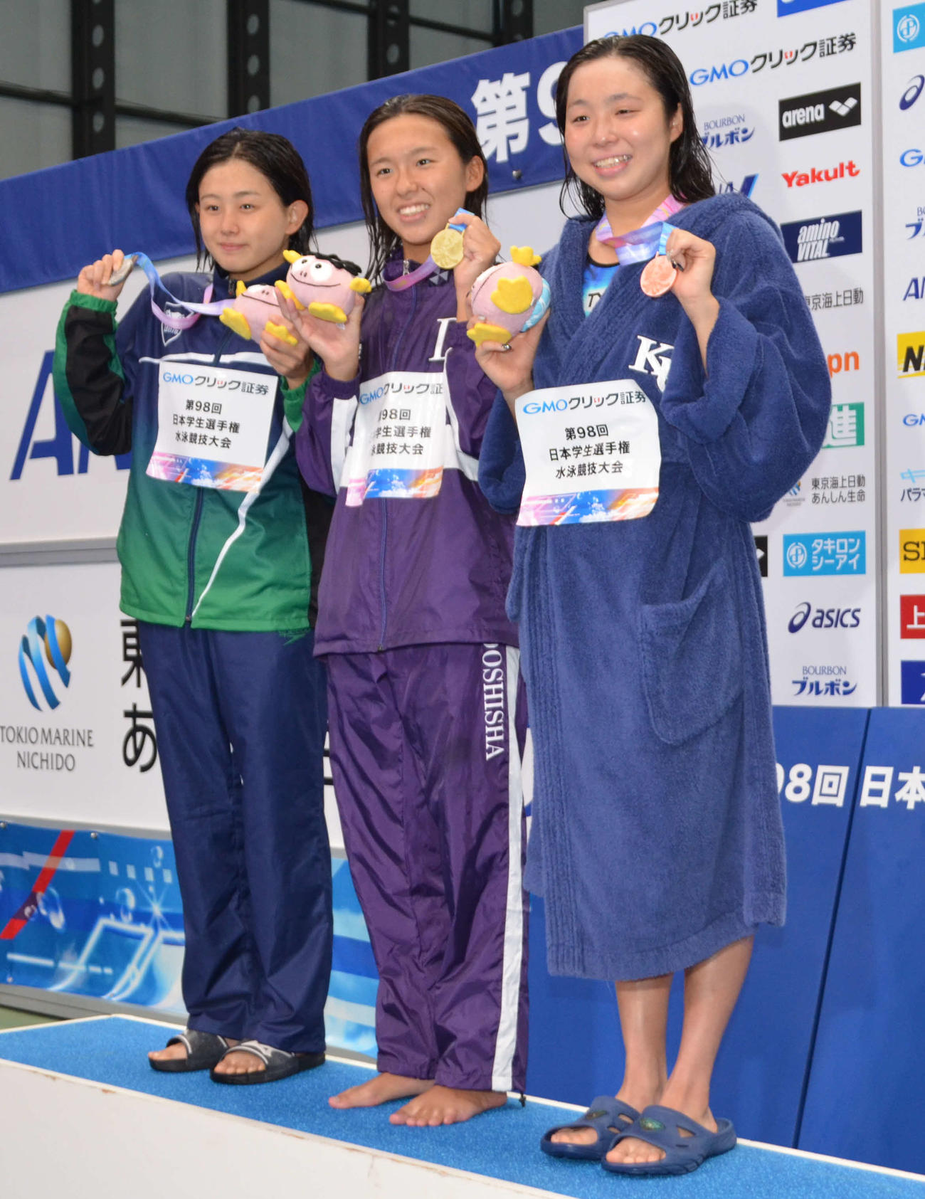 女子400メートル個人メドレーで初優勝した梶本一花（中央）（撮影・吉池彰）