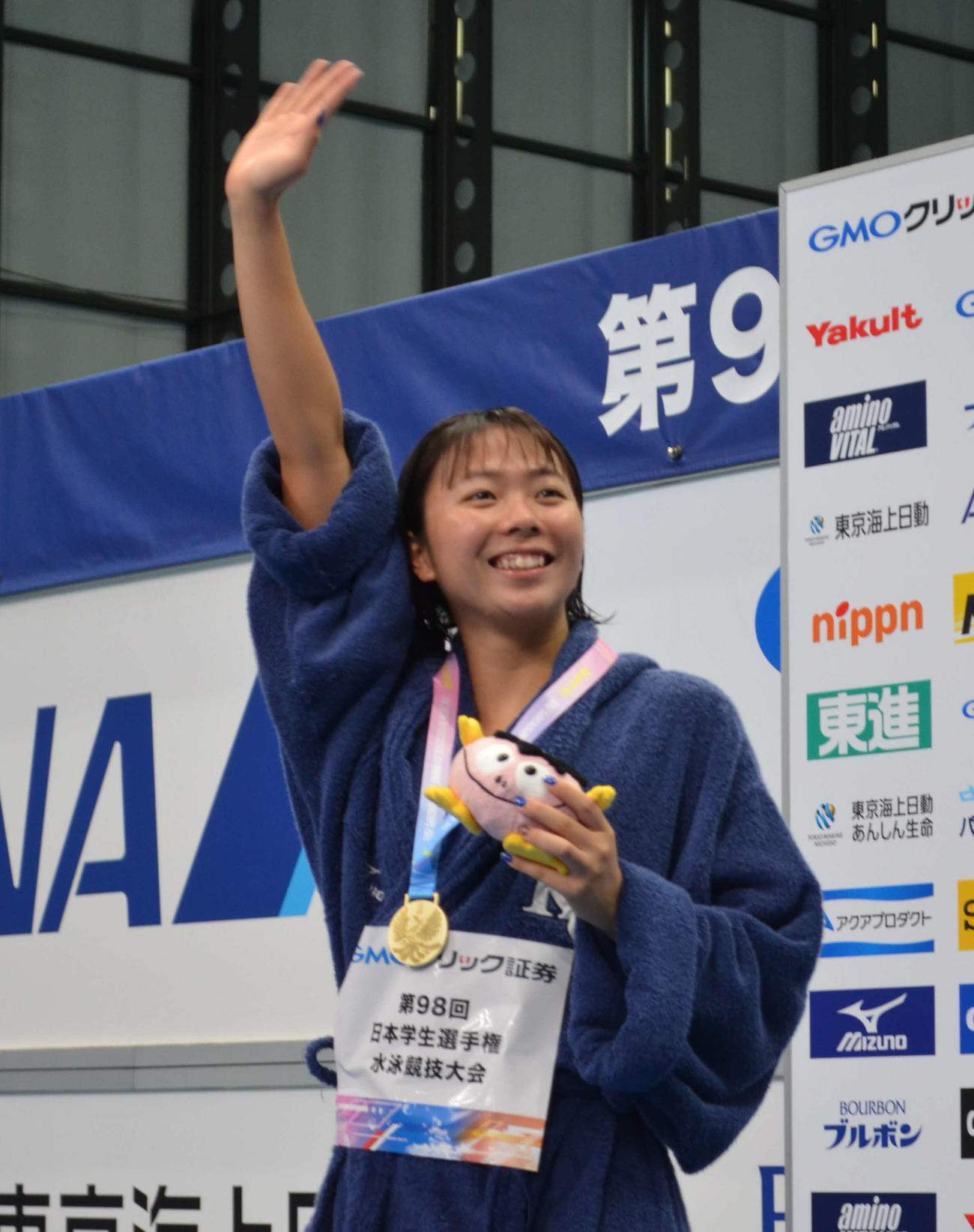 女子100メートル背泳ぎを2連覇し、笑顔の秀野由光（撮影・吉池彰）