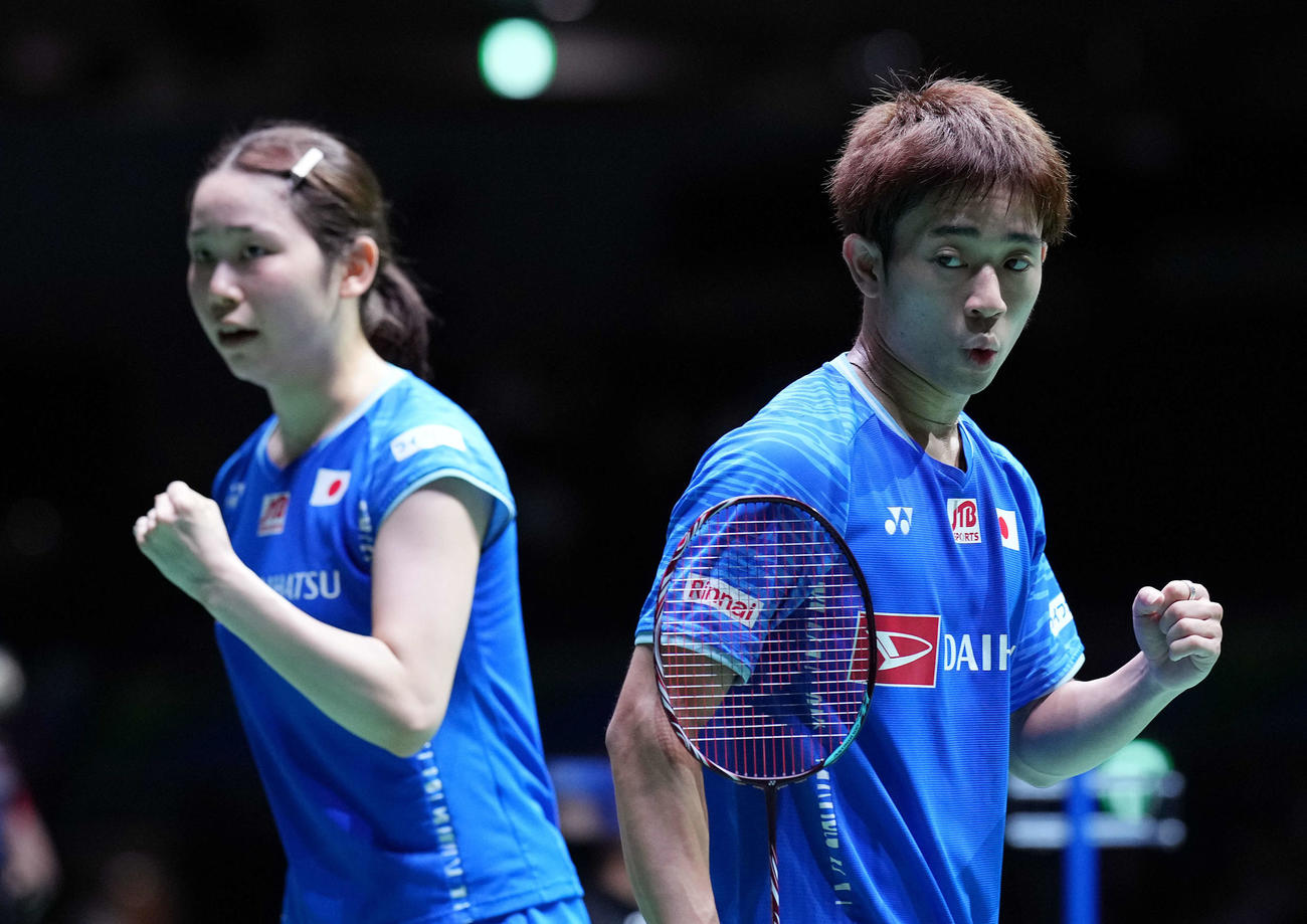 混合ダブルスの緑川大輝（右）と斎藤夏（2022年8月23日撮影）