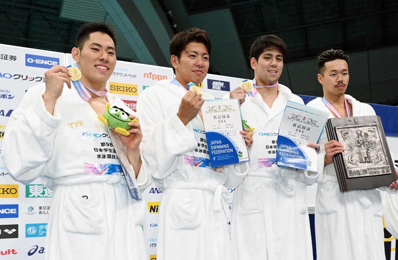 男子800メートルリレー表彰式で記念撮影する日大の選手たち。左から本多、柳本、眞野、吉田（撮影・滝沢徹郎）