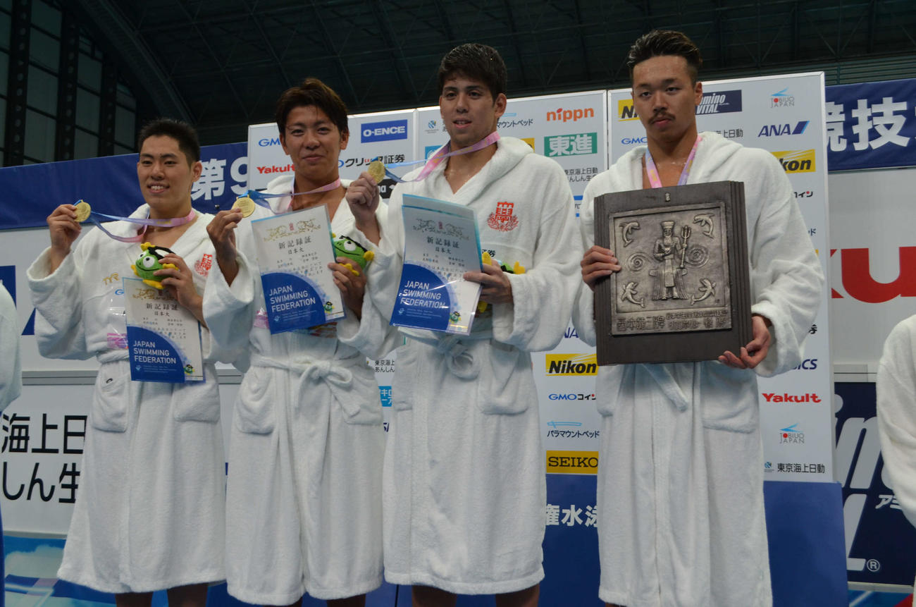 男子800メートルリレーを制した日大。左から本多灯、柳本幸之介、真野秀成、吉田啓祐（撮影・吉池彰）