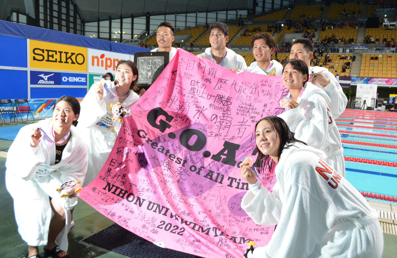 男子で2年連続39度目の総合優勝を果たし、男女リレーメンバーで記念撮影する日大チーム（撮影・吉池彰）