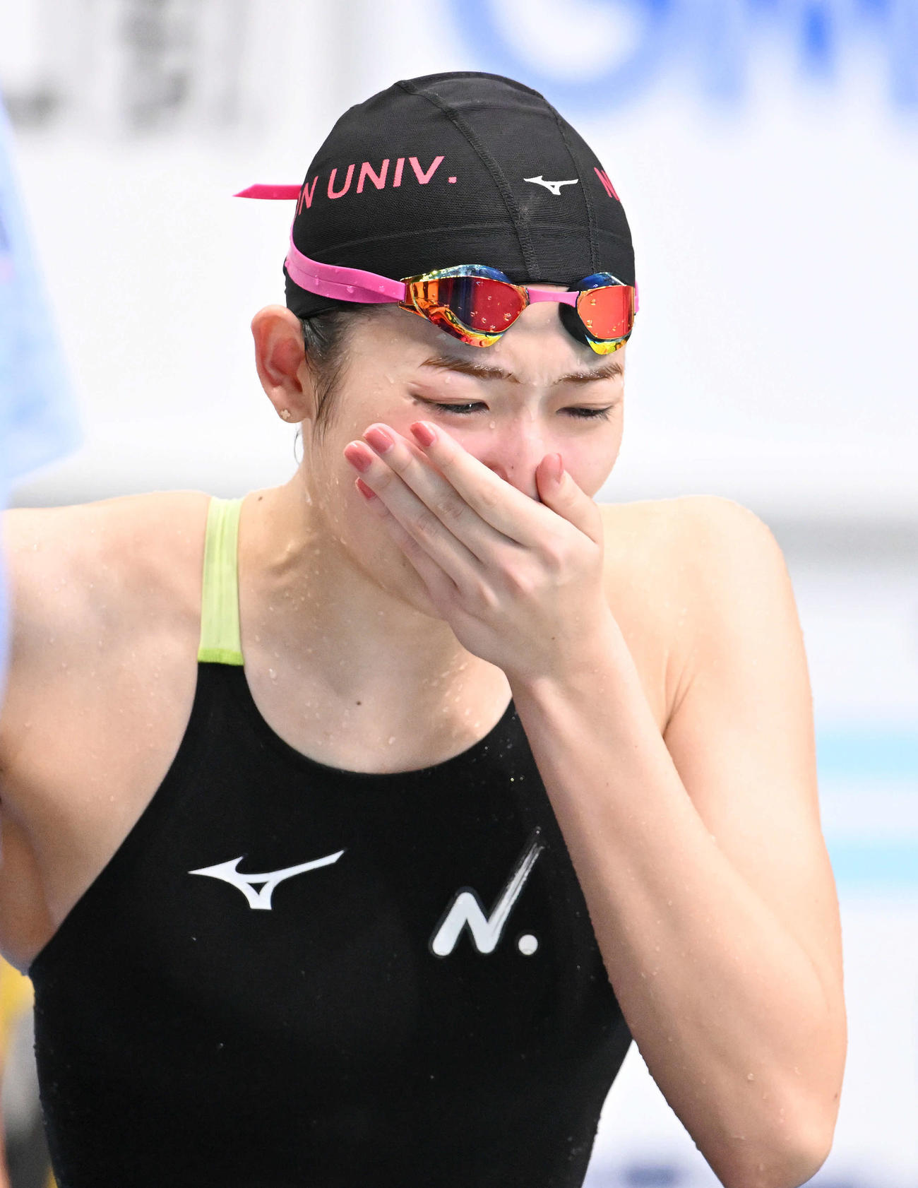 女子800メートルリレーで3位となり感極まる日大・池江（撮影・滝沢徹郎）
