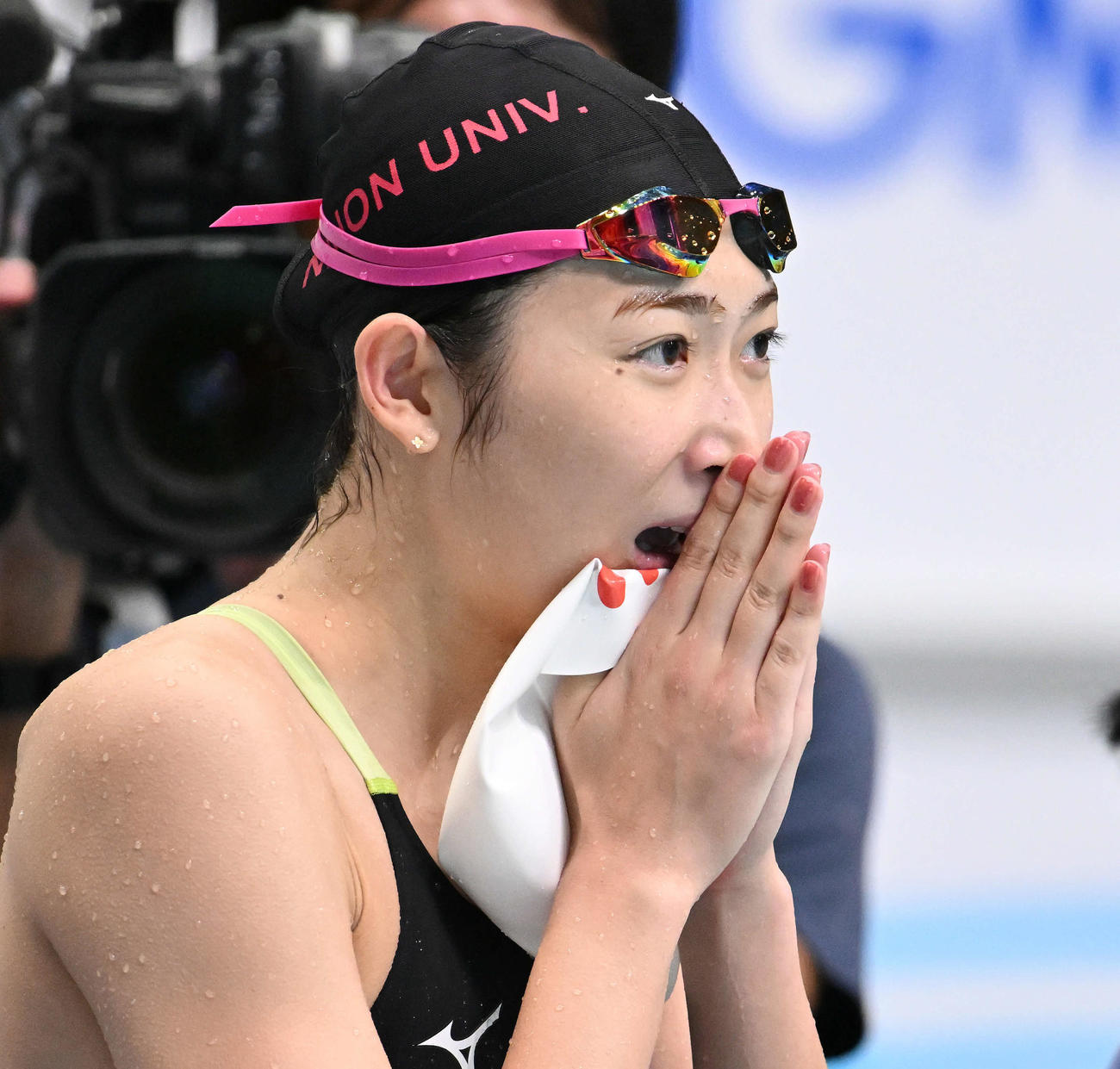 女子800メートルリレー決勝で祈るようにメンバーの泳ぎを見つめる日大・池江（撮影・滝沢徹郎）