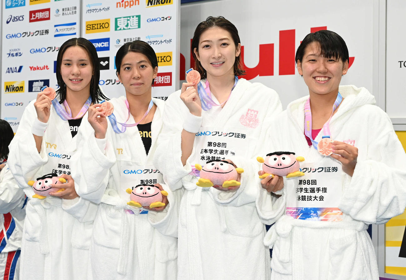 女子800メートルリレーで3位となり表彰式で記念撮影する日大の選手たち。左から古井丸、黒部、池江、小堀（撮影・滝沢徹郎）