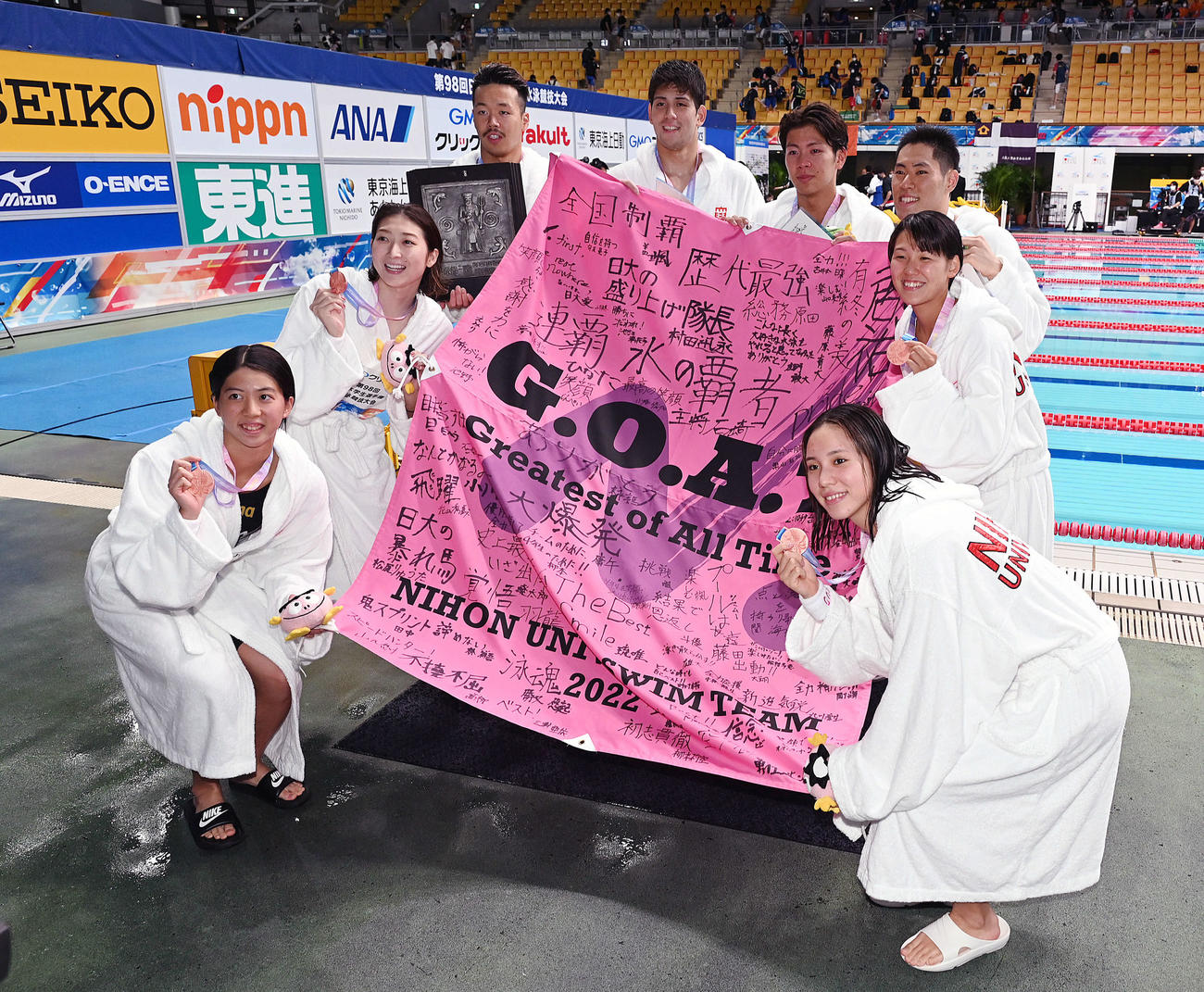 試合後、記念撮影する日大の800メートルリレーの選手たち。中左は池江。奥右は本多（撮影・滝沢徹郎）