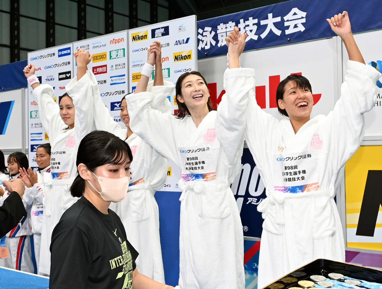 女子800メートルリレーで3位となり表彰台に上がる日大・池江（左から3人目）ら選手たち。左から古井丸、黒部、1人おいて小堀（撮影・滝沢徹郎）