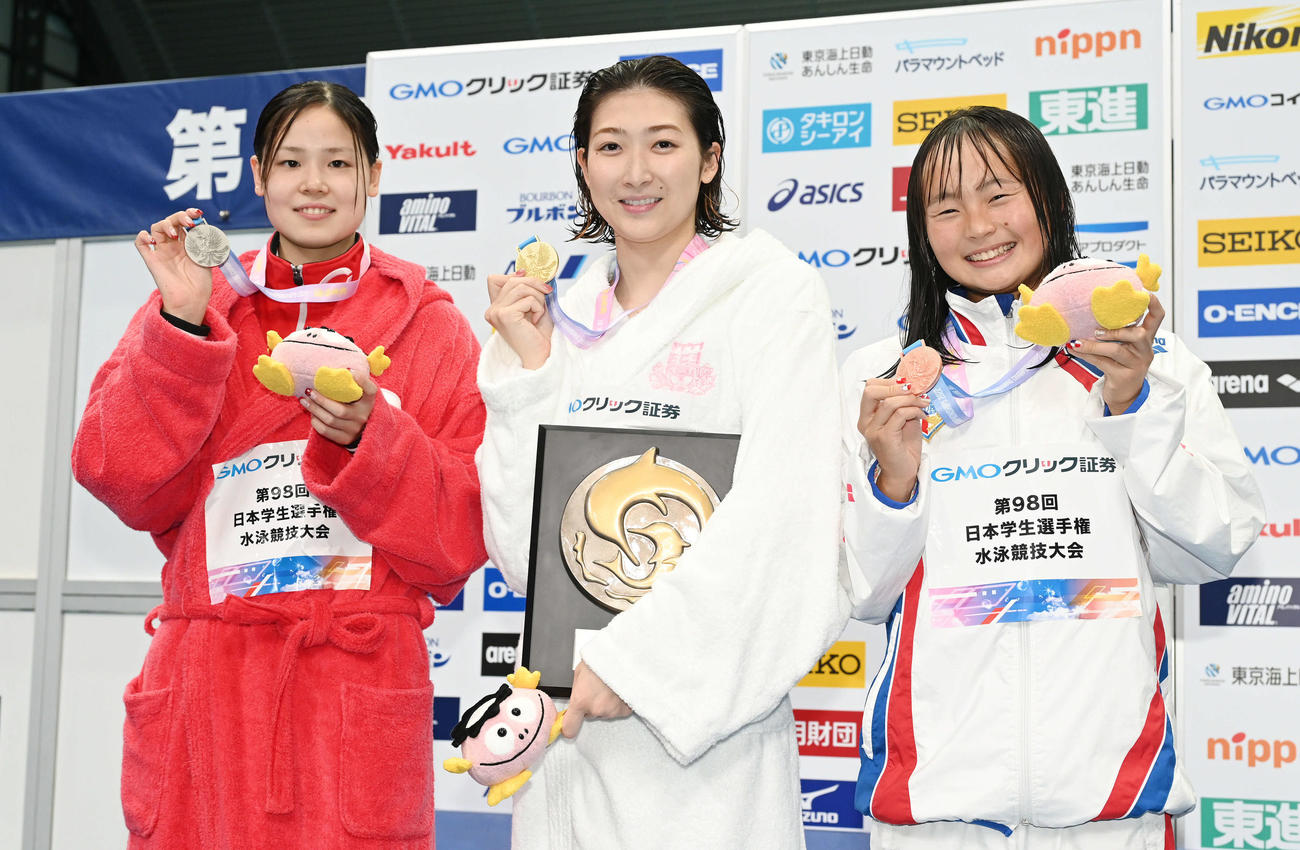 女子100メートル自由形表彰式で記念撮影する優勝の池江（中央）。左は2位の池本と3位の神野（撮影・滝沢徹郎）