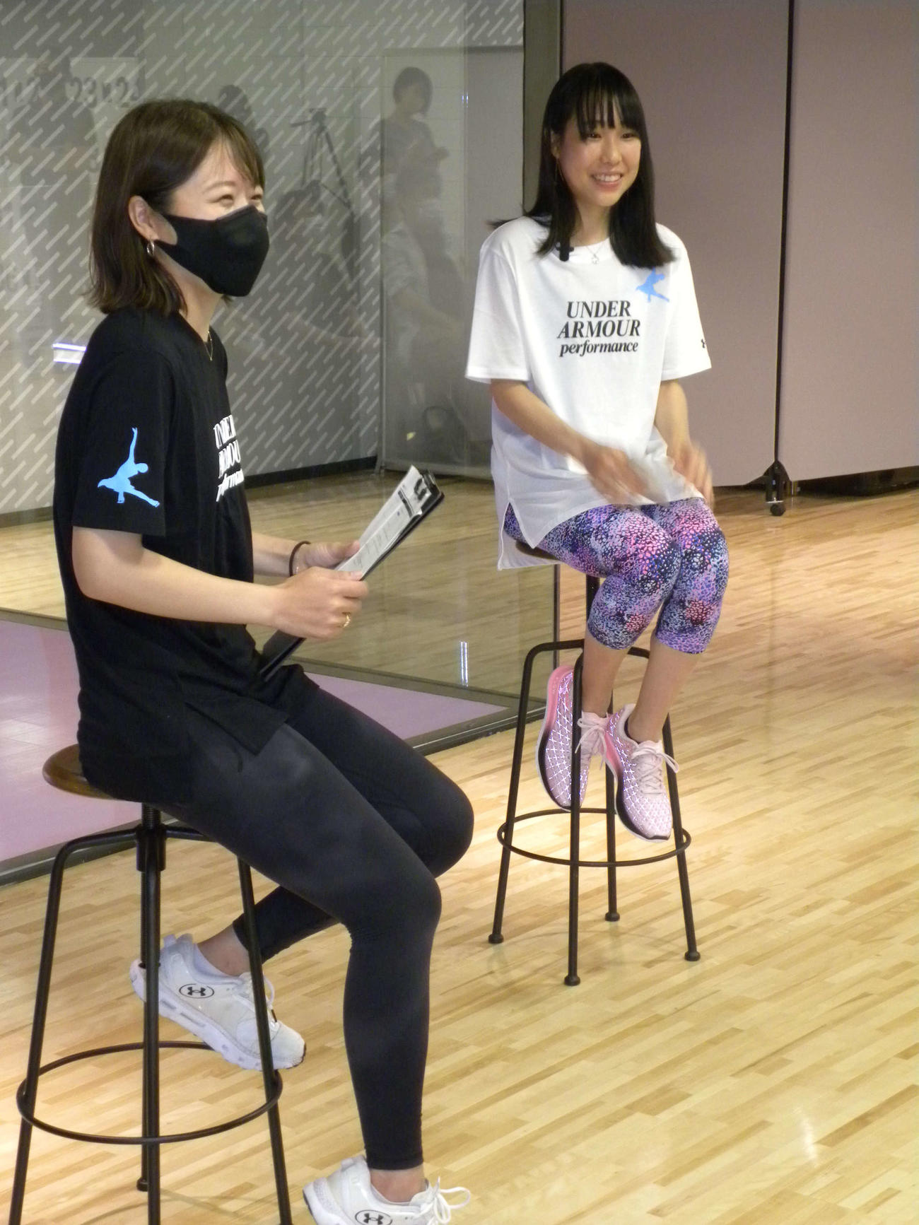 アンダーアーマーが企画したファンミーティングで笑顔を見せる三原舞依（右）（撮影・松本航）