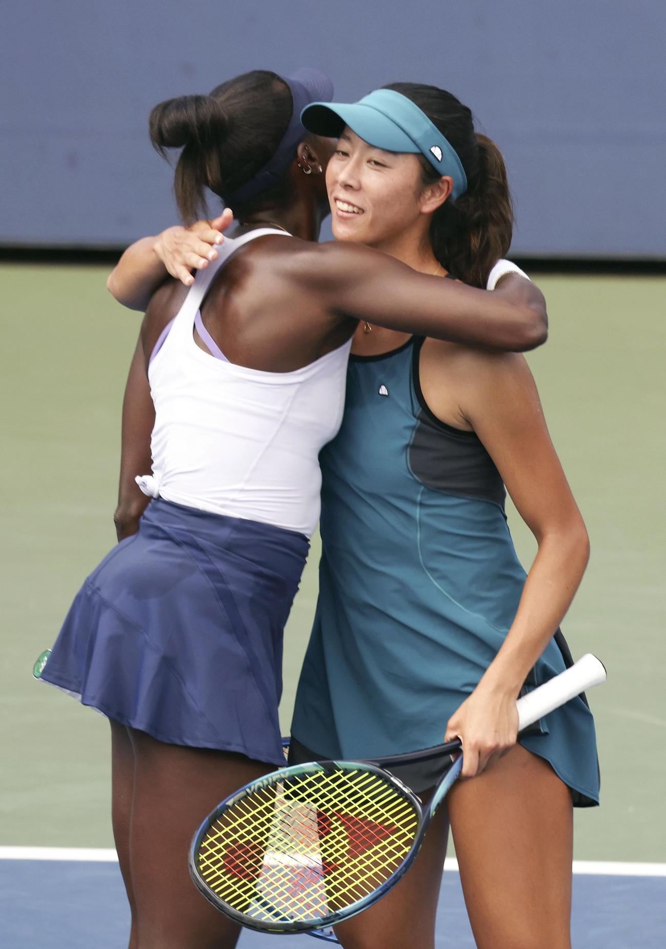女子ダブルス1回戦を突破し、抱き合って喜ぶ柴原（右）、ムハンマド組（共同）