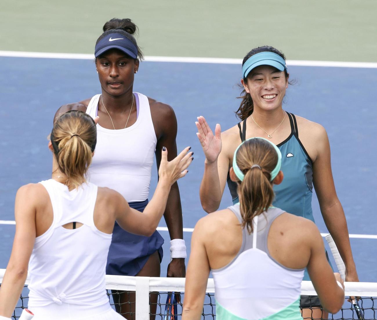 女子ダブルス1回戦を突破した柴原（奥右）、ムハンマド組（共同）