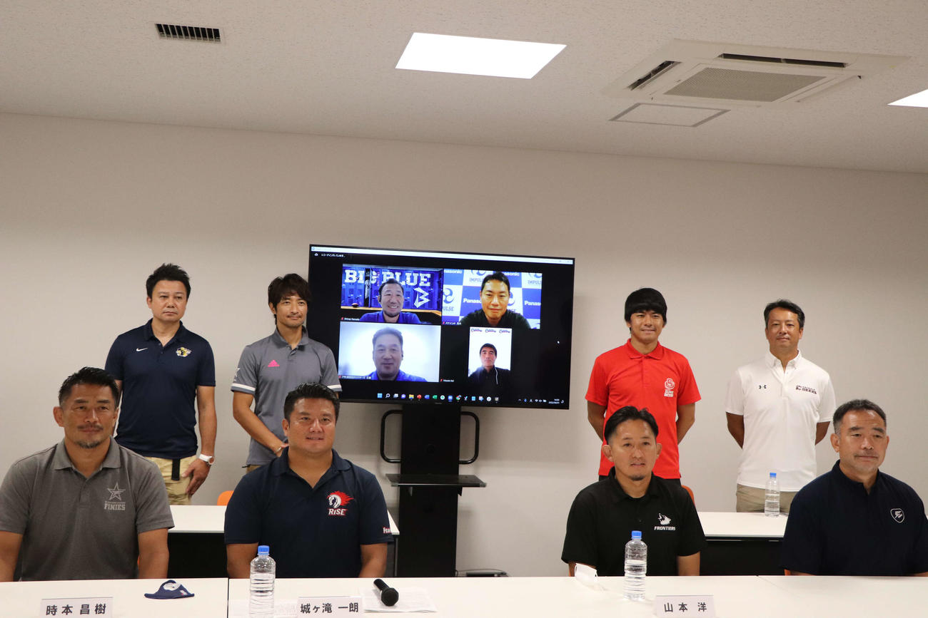 Xリーグ開幕前プレスカンファレンスに出席した各チームの監督、ヘッドコーチ（撮影・星夏穂）