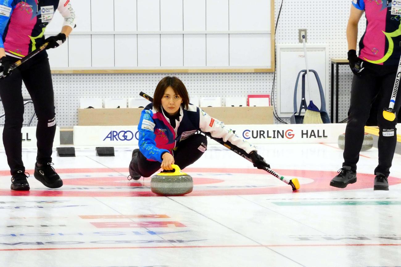 フォルティウス対SC軽井沢クラブ　真剣な表情でストーンを投じるフォルティウスの吉村（C）アルゴグラフィックスカップ