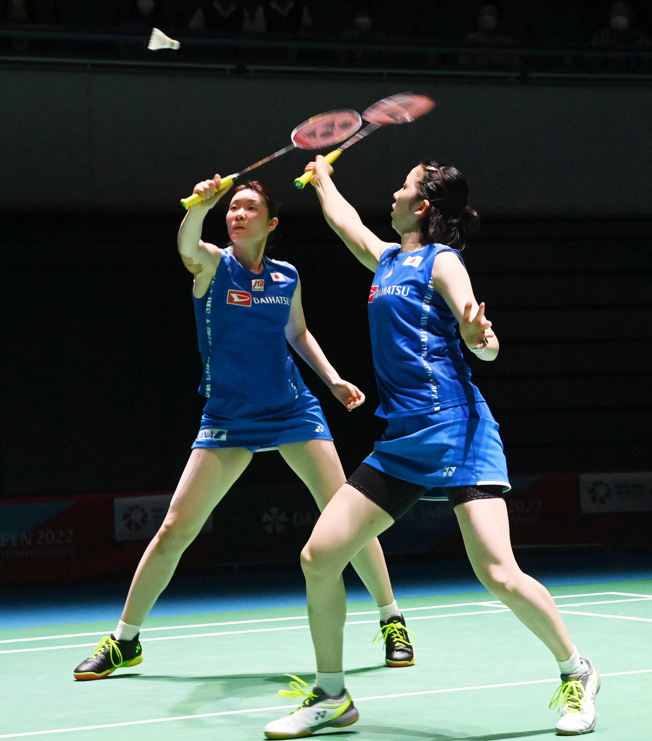 女子ダブルス、マルゴット・ランランバート、アンエ・トランのペアを破った永原和可那（手前）松本麻佑ペア（撮影・前岡正明）