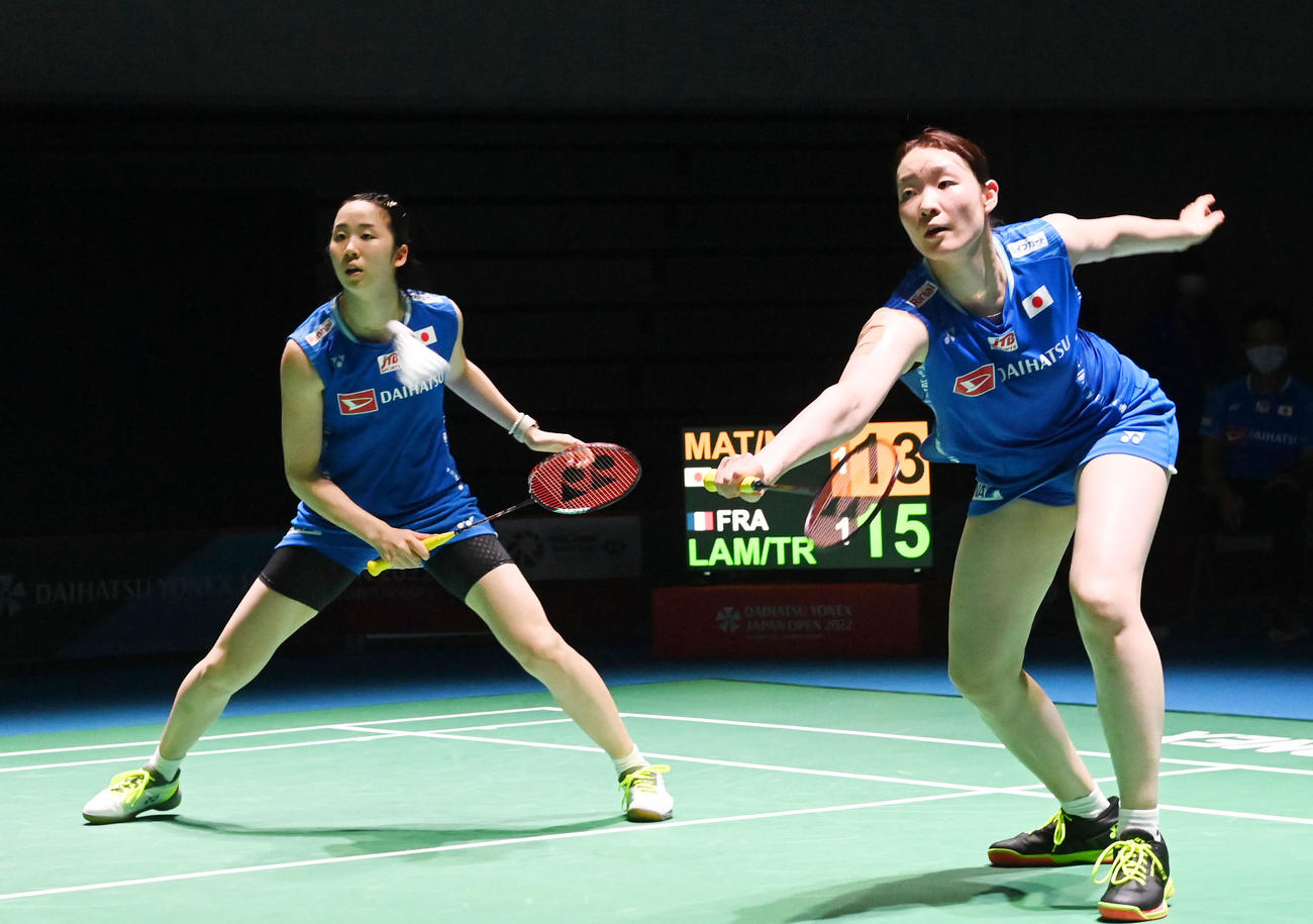 女子ダブルス、マルゴット・ランランバート、アンエ・トランのペアを破った永原和可那（左）松本麻佑ペア（撮影・前岡正明）