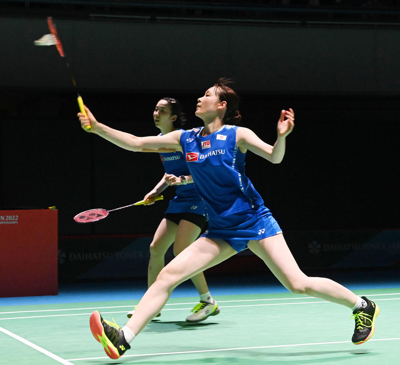 女子ダブルス、マルゴット・ランランバート、アンエ・トランのペアを破った永原和可那（奥）松本麻佑ペア（撮影・前岡正明）