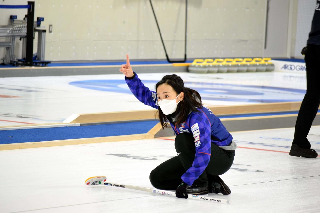 ロコ・ソラーレ対北見工大　右手人差し指を上げ指示を出すロコ・ソラーレ藤沢（C）AGCC2022