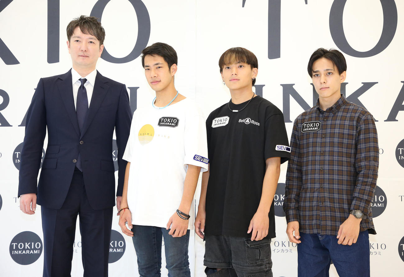 記念撮影する左から冬廣應尚社長、鈴木智也、大貫海斗、朝倉聖（撮影・宮地輝）