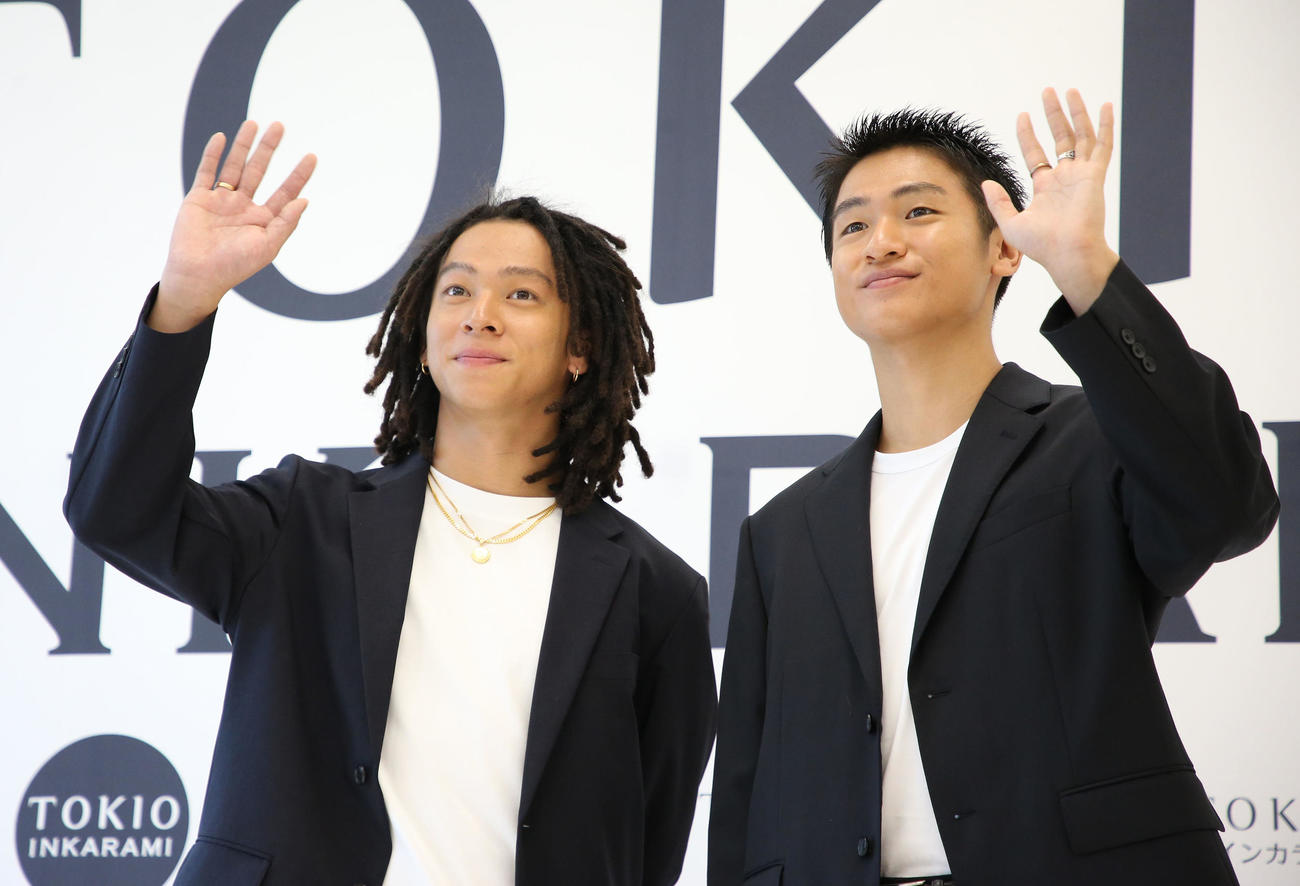 笑顔で手を振る平野歩夢（左）と海祝（撮影・宮地輝）