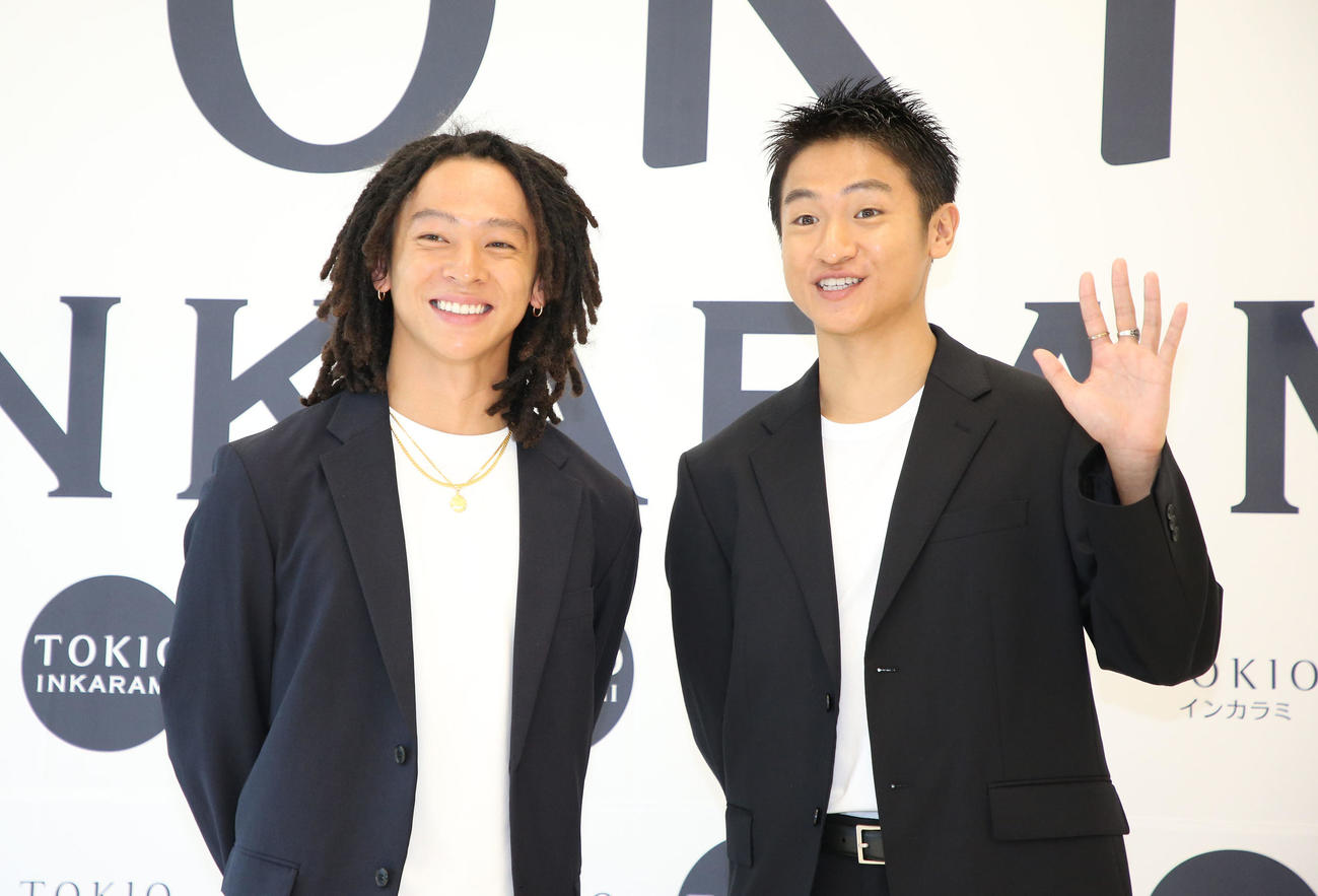 笑顔で記念撮影する平野歩夢（左）と海祝（撮影・宮地輝）