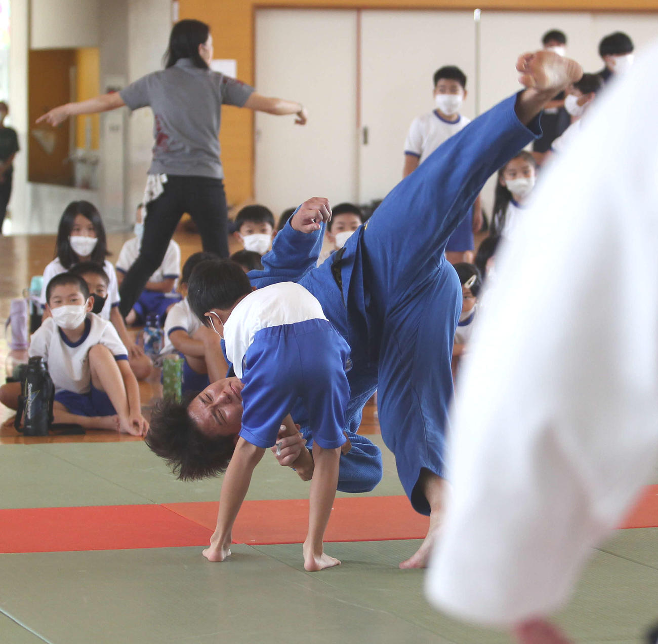 柔道教室で小学3年生に投げられてみせる向翔一郎