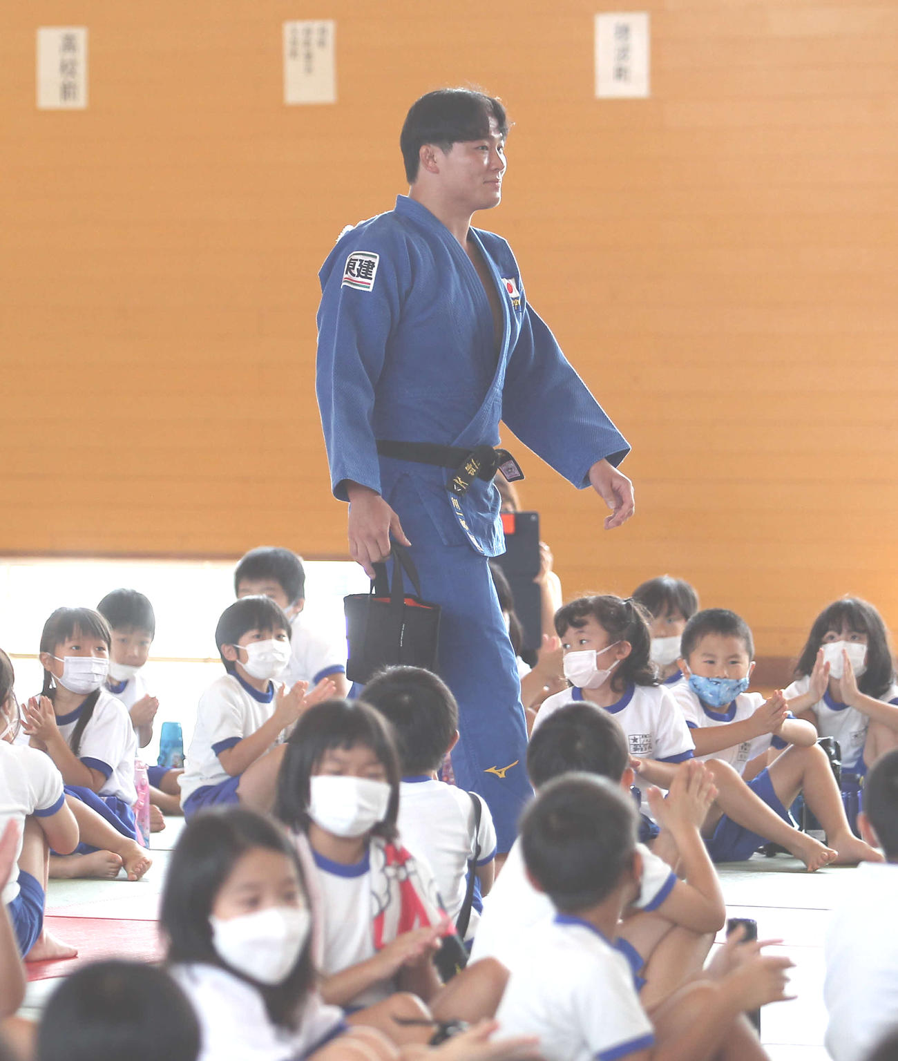 後輩の児童たちが見守る中を入場する向翔一郎