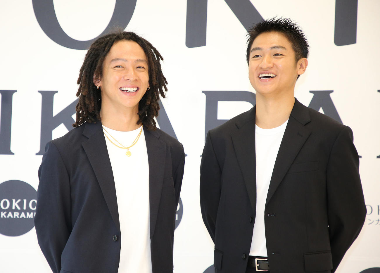 笑顔を見せる平野歩夢（左）と海祝（撮影・宮地輝）