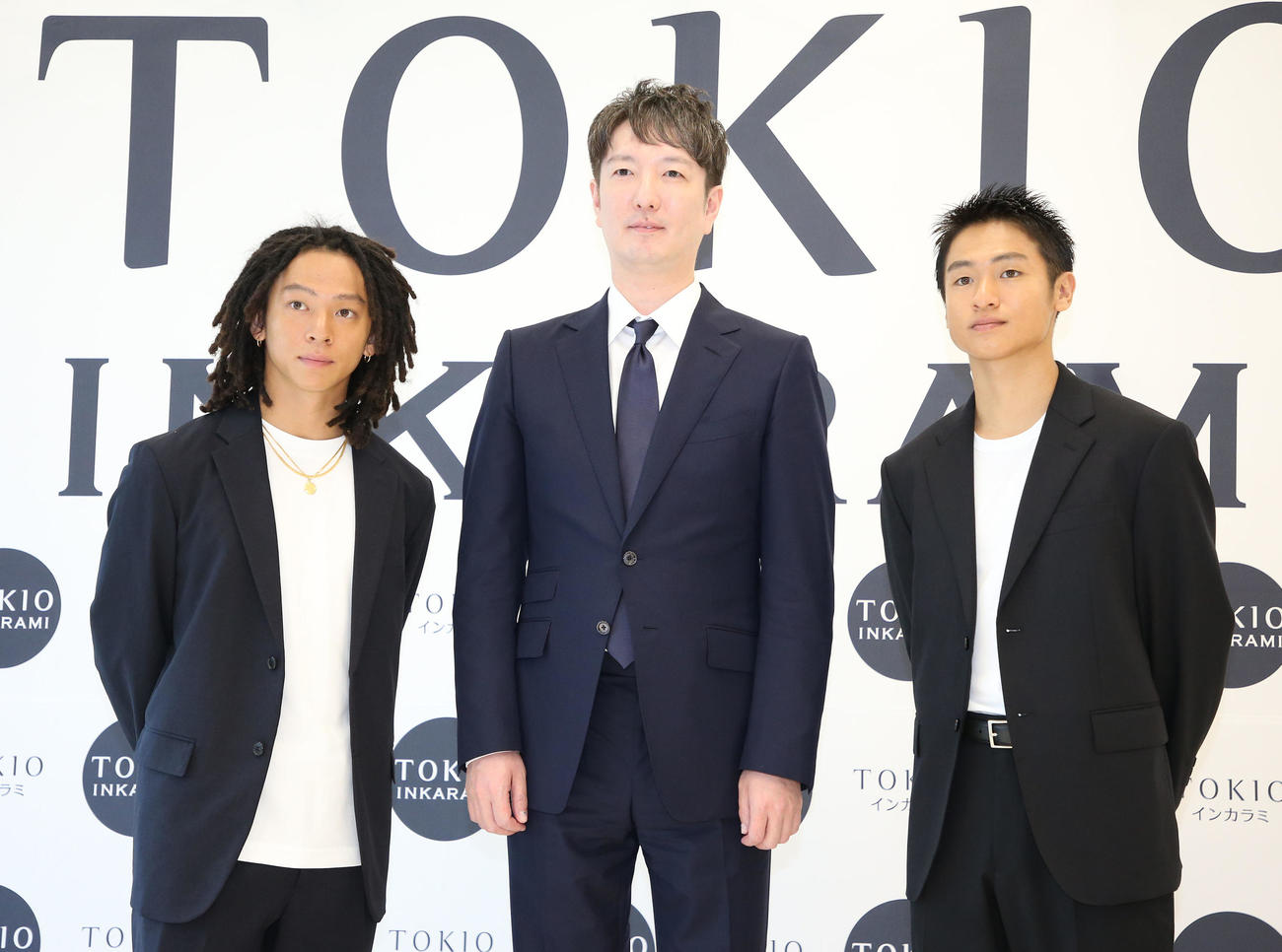 記念撮影する左から平野歩夢、冬廣應尚社長、平野海祝（撮影・宮地輝）