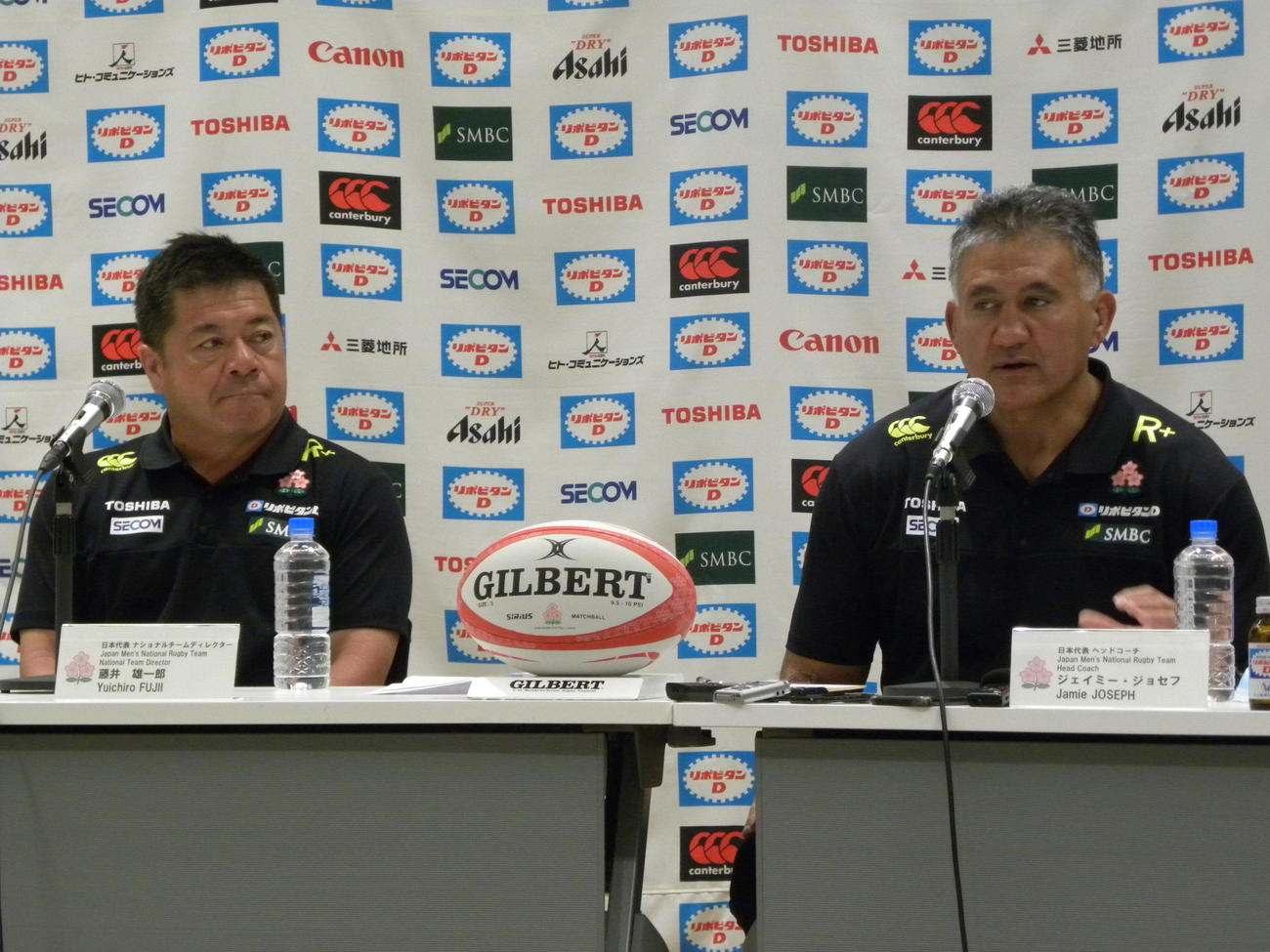 日本代表候補を発表したジェイミー・ジョセフ・ヘッドコーチ（右）と藤井雄一郎ディレクター（撮影・松本航）